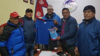 Photo of फुटबलर स्व.गुरुङको स्मृतिमा परिवारद्वारा पोखरा म्याराथनलाई पुरस्कार प्रायोजन