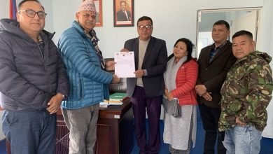 Photo of पराजुलीलाई परिषदको सल्लाहकारको पत्र हस्तान्तरण