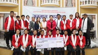 Photo of महिला फुटबल टोलीलाई १० लाख हस्तान्तरण