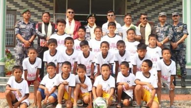 Photo of क्लब १०२ द्वारा सहारा एकेडेमीलाई टिशर्ट उपहार