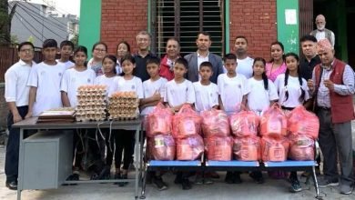 Photo of ‘खेल्छ गण्डकी’का प्रशिक्षार्थी टेनिस खेलाडीहरुलाई पोखरा वडा नं १५ द्वारा सहयोग