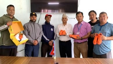 Photo of पोखरा क्रिकेट एकेडेमीद्वारा एथलेटिक्सलाई खेल सामाग्री प्रदान