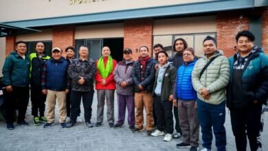 Photo of तुल्सी गुरूङ द्वारा ‘स्पेसियल अवार्ड’ वापत प्राप्त रकम सहारा र एलजीलाई प्रदान