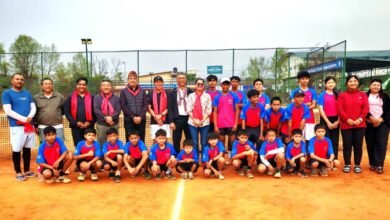 Photo of ‘टेनिस फर कज’का संयोजक अशोक गुरुङद्वारा ‘खेल्छ गण्डकी’का खेलाडीलाई खेल पोशाक वितरण